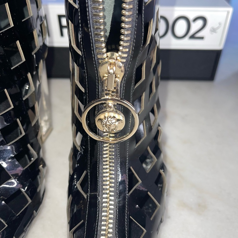 Versace Black Patent Leather Plexiglass PVC Platform Cutout Caged Boots Moody - Picture 17 of 17